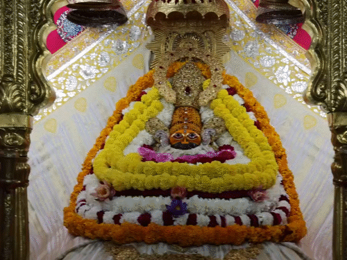 खाटूश्यामजी का फूलों से शृंगार किया गया।