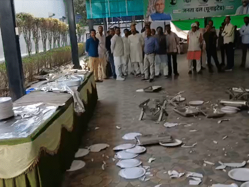 कार्यकर्ताओं ने जदयू दफ्तर में तोड़फोड़ की।