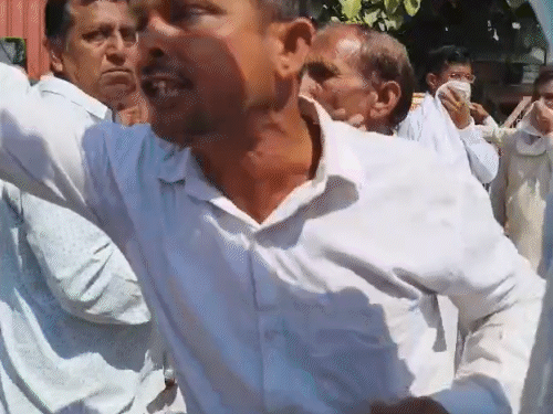 छात्र अभिषेक शर्मा हत्याकांड के आरोपियों की गिरफ्तारी की मांग को लेकर हजारों ग्रामीणों ने थाने का घेराव किया।