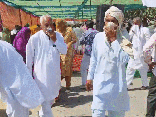 पुलिस ने प्रदर्शनकारियों को तितर-बितर करने के लिए स्प्रे किया। इसके कारण लोगों की आंखों में जलन होने लगी।