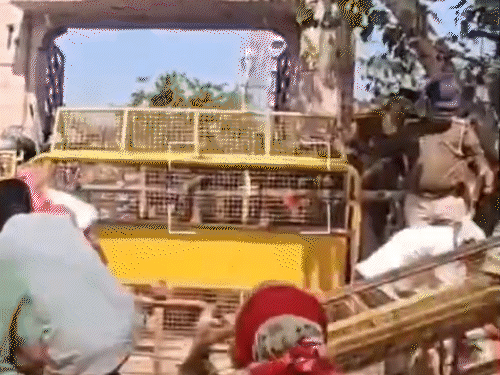 आक्रोशित प्रदर्शनकारियों ने थाने के सामने लगाए गए बैरिकेड्स तोड़ दिए। इस पर पुलिस और प्रदर्शनकारियों के बीच धक्का-मुक्की हो गई।