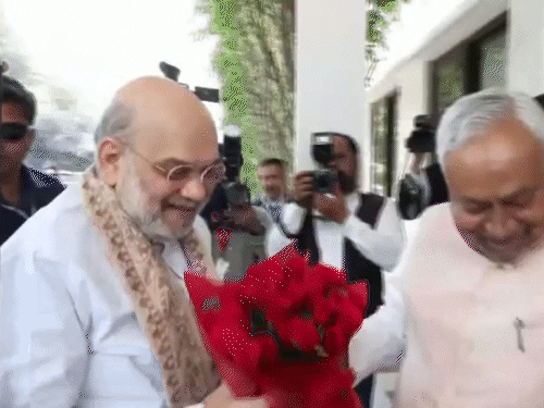 नीतीश कुमार ने अमित शाह का गुलदस्ता देकर स्वागत किया।