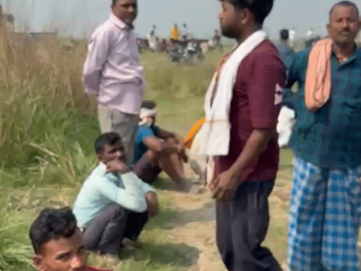 होली के दिन पूरे गांव में सन्नाटा। हर कोई बच्चे के गम में बैठा है।