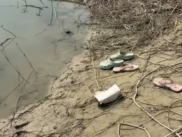 तालाब के पास बच्चों के चप्पल मौजूद।