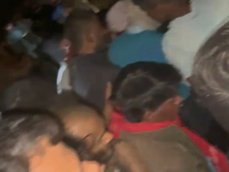 घटना के बाद मौके पर स्थानीय लोगों की भीड़ जुट गई।