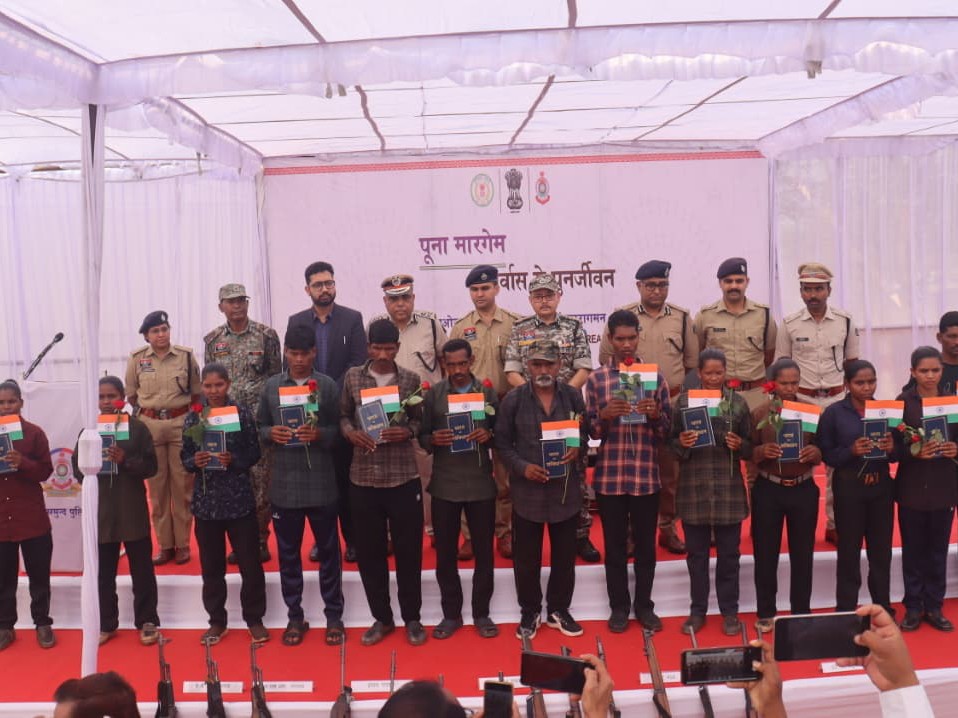 2 दिन पहले महासमुंद में 73 लाख के इनामी 15 नक्सलियों ने सरेंडर किया था।