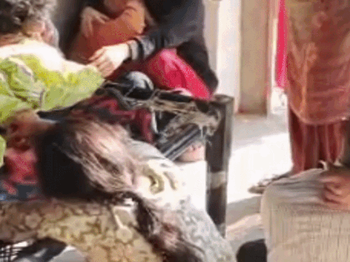 बच्चे की मौत के बाद रोते विलखते परिजन