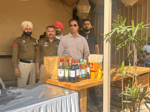अवैध रूप से पकड़ी गई चंडीगढ़ की शराब के साथ एक्साइज व पुलिस विभाग की टीम मौके पर जांच करते हुए। - Dainik Bhaskar