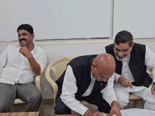 कांग्रेस दफ्तर पर नामांकन पत्र तैयार करते कर्मवीर बौद्ध।