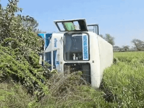 रोडवेज की बस पलटकर खेतों में जा पड़ी।