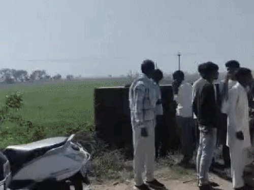 हादसे के बाद मौके पर इकत्रित हुए राहगीर और स्थानीय लोग।