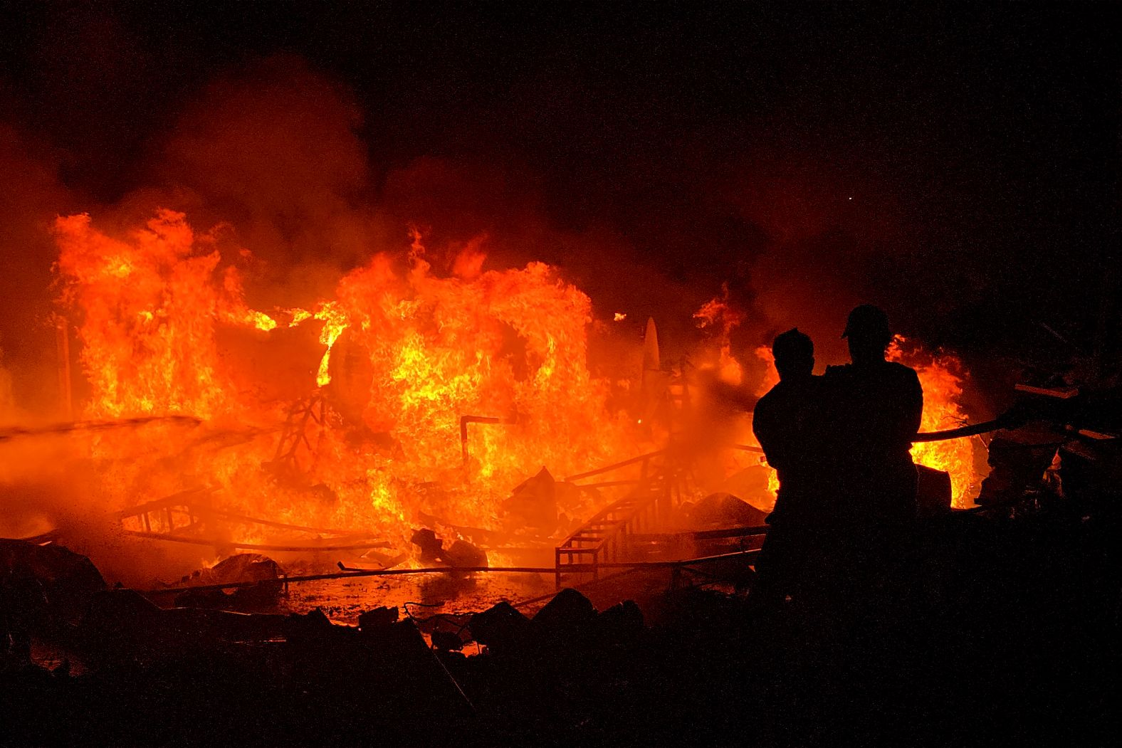 यह फोटो लेबनान के टायर शहर स्थित सोलर फार्म और बिजली उत्पादन केंद्र की है। यहां सिविल डिफेंस फोर्स के लोग आग को बुझाने की कोशिश कर रहे हैं। दरअसल, बुधवार को इजराइल हमले में इसमें आग लग गई थी।