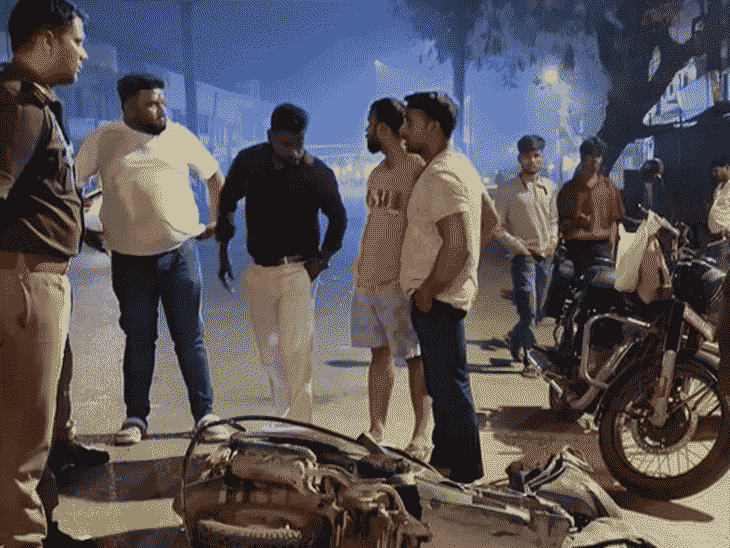 घटनास्थल पर आस-पास के लोगों से बयान लेती पुलिस