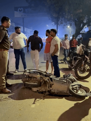इसी स्कूटी से छात्र जा रहा था, तभी पीछे से तेज रफ्तार फॉर्च्यूनर ने टक्कर मार दी। हादसे में स्कूटी बुरी तरह क्षतिग्रस्त हो गई।