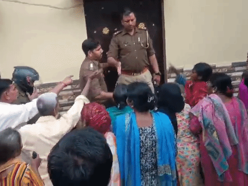 मौके पर पहुंचे पुलिसकर्मियों से महिलाओं की जमकर नोकझोंक हुई।