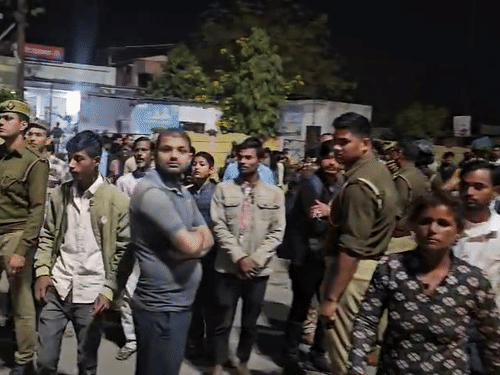 गुस्साए लोगों ने दुबग्गा थाने के सामने सड़क जाम करने की कोशिश की।