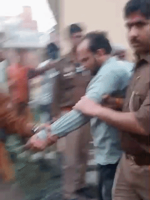 पुलिस आरोपी भाई-बहन को हिरासत में लेकर थाने ले जाने लगी तो ग्रामीणों ने उन्हें पीटने की कोशिश की।