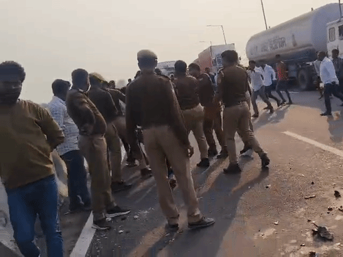 परिजनों और ग्रामीणों ने घटनास्थल पर जमकर हंगामा किया। झड़प के बाद पुलिस ने लाठीचार्ज कर उन्हें खदेड़ा।