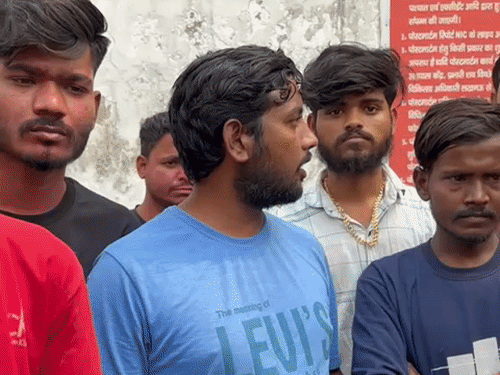 पुलिस ने सूरज के शव को पोस्टमॉर्टम के लिए भेजा है। उसके पिता राजेंद्र गौतम ग्रामीणों के साथ पोस्टमॉर्टम हाउस पहुंचे। सभी लोगों के चेहरे पर गुस्सा दिखा।