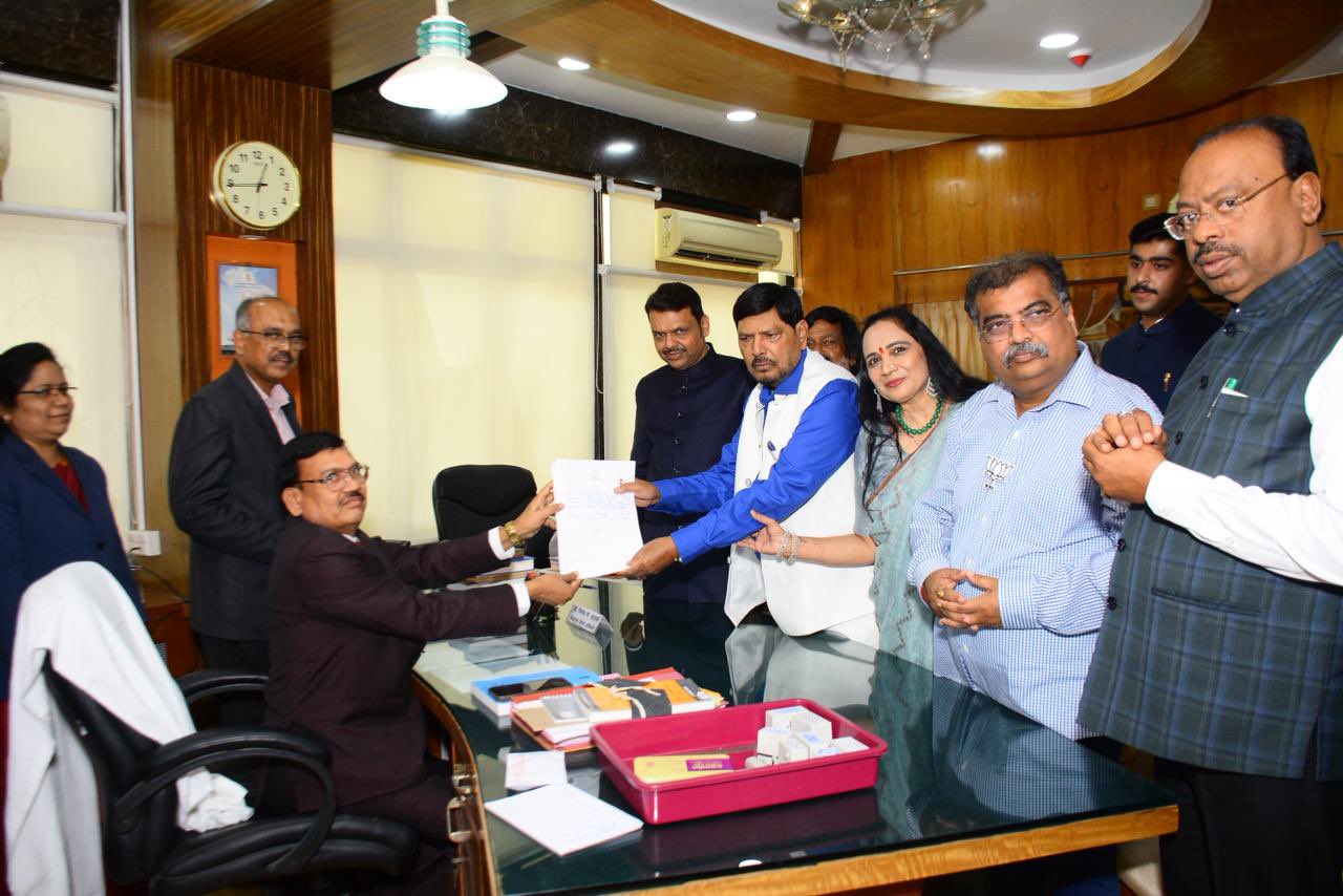 महाराष्ट्र में महायुति उम्मीदवार रामदास अठावले ने नामांकन दाखिल किया।