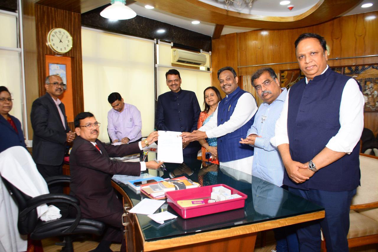 सीएम देवेंद्र फडणवीस भाजपा के प्रत्याशी विनोद तावड़े के नॉमिनेशन में पहुंचे।