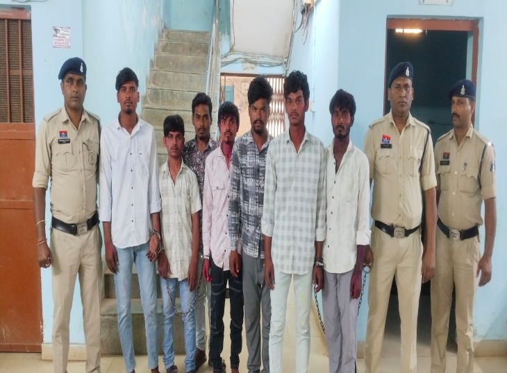 पुलिस की गिरफ्त में आरोपी।