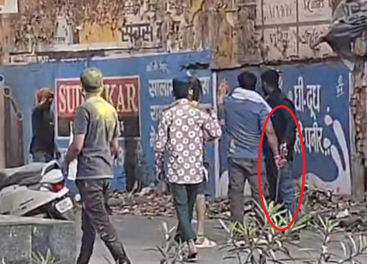 आपस में बहस करते हुए तलवार लहराया।