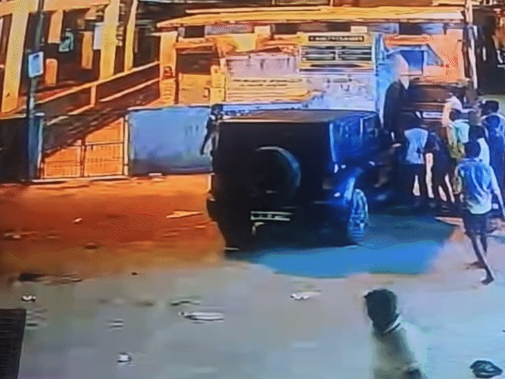 आरोपी झगड़े के बीच अचानक पिस्टल लेकर आया।