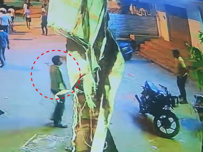 घायल धीरे-धीरे बाइक के पास पहुंचा तो गिर पड़ा।