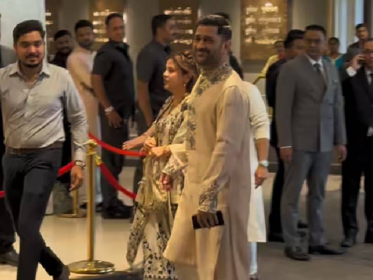 महेंद्र सिंह धोनी पत्नी साक्षी के साथ शादी समारोह में पहुंचे।