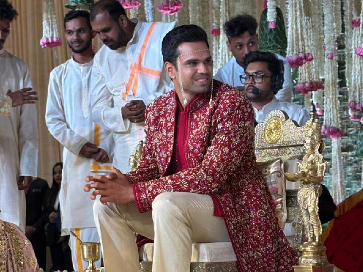 Arjun Tendulkar before the garland.