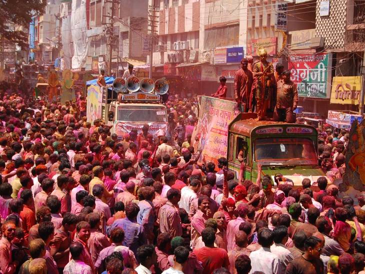 फागयात्रा में बड़ी संख्या में लोग शामिल हैं।