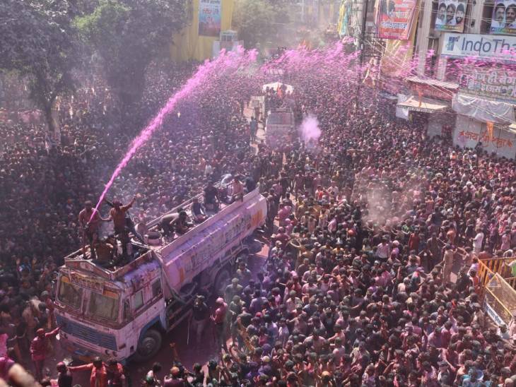 पानी के टैंकर से लोगों पर पानी की बौछारें की जाती है।