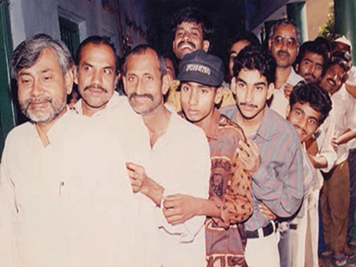 यह तस्वीर राजनीति में नीतीश कुमार के संघर्ष के दिनों की है। वह पटना के बख्तियारपुर के एक मतदान केंद्र पर वोट डालने के लिए लाइन में लगे दिख रहे हैं।