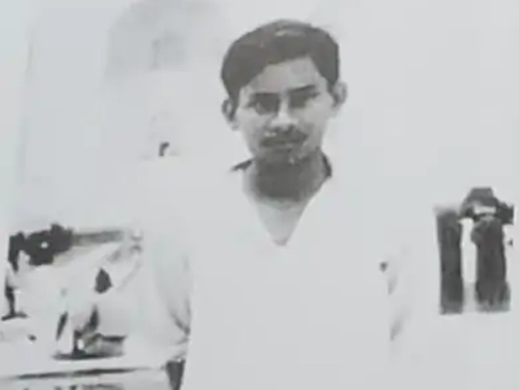 यह तस्वीर तब की है जब नीतीश कुमार नवयुवक थे। वह ताज महल के सामने खड़े दिख रहे हैं।