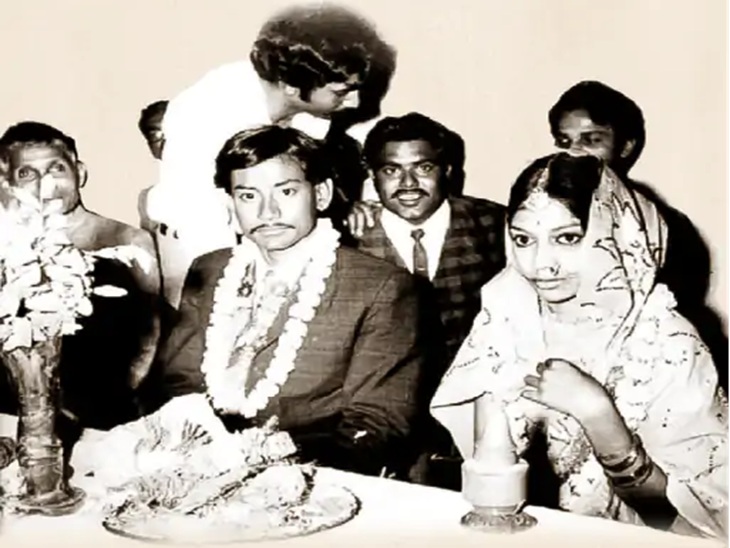 नीतीश की शादी 22 फरवरी 1973 को मंजू कुमारी सिन्हा से हुई थी। वह उस समय मगध महिला कॉलेज से समाजशास्त्र पढ़ रही थीं। दहेज 22 हजार रुपए तय हुआ था। यह जानकर नीतीश भड़क गए थे। उन्होंने घरवालों से कहा था कि दहेज नहीं लीजिए तभी शादी करेंगे। इसके साथ ही शादी के लिए मंजू की सहमति लेने की शर्त भी रखी थी। बिना किसी तामझाम के सिर्फ करीबियों की मौजूदगी में शादी हुई थी।