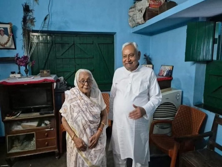 इस तस्वीर में आप नीतीश कुमार को अपनी बड़ी बहन उषा देवी के घर में देख रहे हैं। नीतीश के परिवार के लोग राजनीति में नहीं हैं।