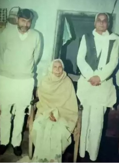 नीतीश कुमार का जन्म 1 मार्च 1951 को बिहार के बख्तियारपुर में हुआ था। उनकी मां का नाम परमेश्वरी देवी और पिता का नाम राम लखन सिंह था। वह कुर्मी (पिछड़ी) जाति से आते हैं। तस्वीर में नीतीश अपने माता-पिता के साथ हैं।