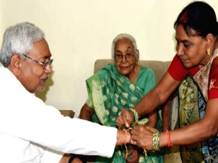 इस तस्वीर में आप नीतीश कुमार को अपनी बहनों से राखी बंधवाते देख सकते हैं। उनकी तीन बहनें उषा देवी, इंदु देवी और प्रभा देवी हैं। नीतीश के बड़े भाई सतीश कुमार किसान हैं।