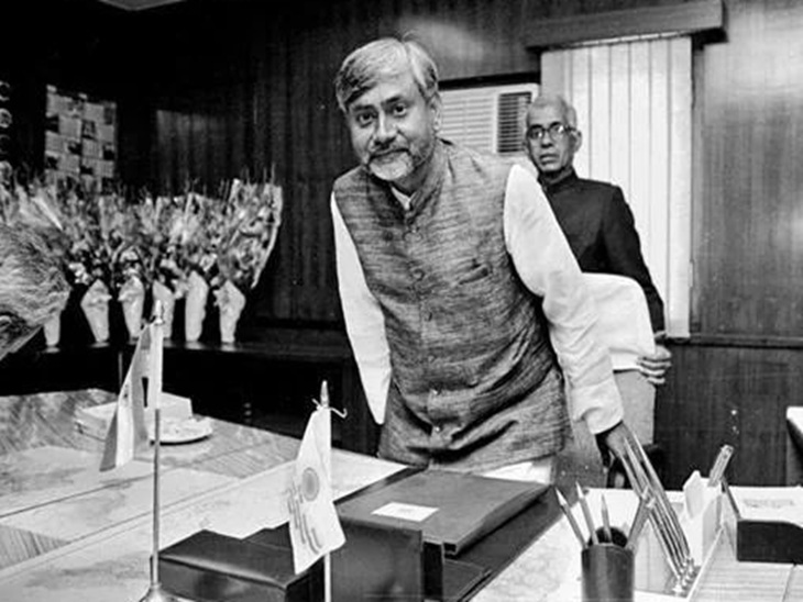 अप्रैल 1998 में नीतीश कुमार केंद्रीय रेल मंत्री बने थे। यह तस्वीर उनके पदभार ग्रहण करने के समय की है।