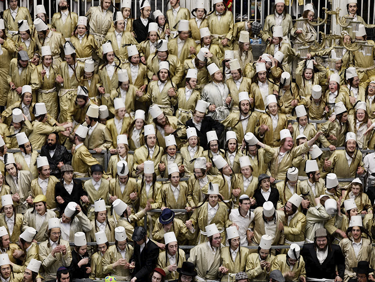 यरूशलम में बुधवार को पुरिम पर्व मनाने के लिए सैंकड़ों की तादाद में लोग जमा हुए। इस दौरान इजराइल लेबनान में हिजबुल्लाह के ठिकानों पर बम बरसा रहा था। उधर, हिजबुल्लाह भी पलटवार कर रहा था।