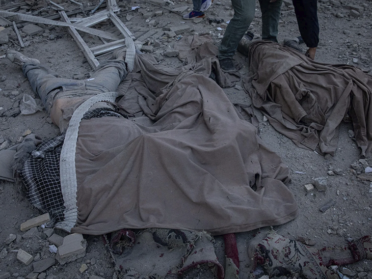 ईरान के तेहरान में एक पुलिस स्टेशन के मलबे में रेस्क्यू ऑपरेशन के दौरान मारे गए लोग। यहां पिछले 2 दिन से मलबे में दबे लोगों को तलाशा जा रहा है। 3 मार्च को इजराइल की एक मिसाइल ने पुलिस स्टेशन को उड़ा दिया था। बताया जा रहा है कि यहां 10 से ज्यादा लोगों की मौत हुई है।