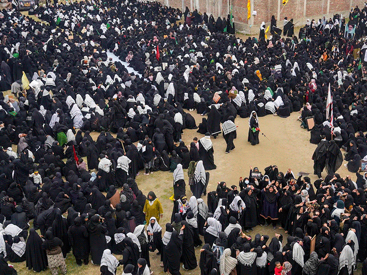 कश्मीर में पिछले पांच दिनों से ईरान जंग के खिलाफ प्रदर्शन चल रहा है। बुधवार को बड़गाम में लोगों ने ईरान के दिवंगत सर्वोच्च नेता आयतुल्लाह अली खामेनेई की हत्या का विरोध किया।