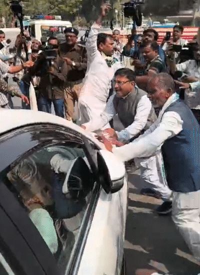 कार्यकर्ताओं ने बीजेपी के मंत्री सुरेंद्र मेहता की गाड़ी को घेरा।