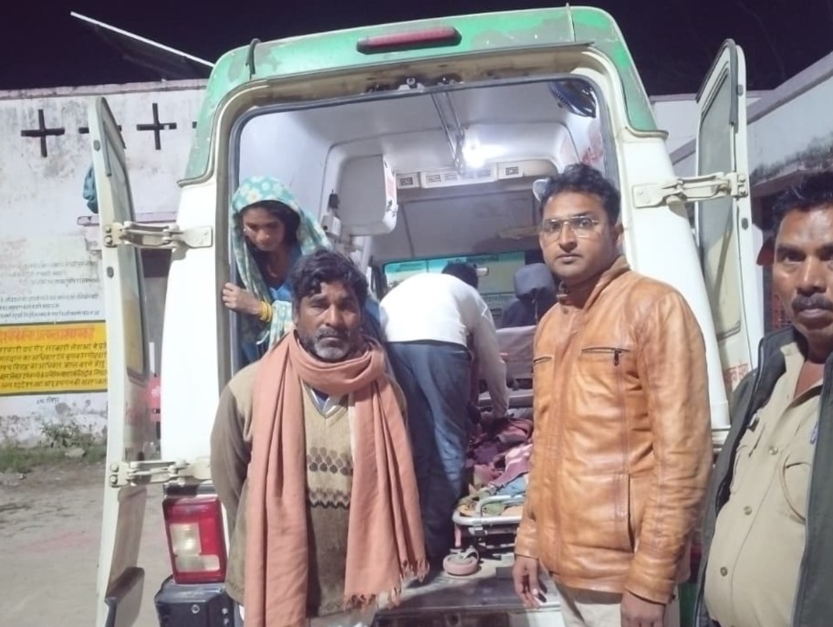 एम्बुलेंस से घायल बच्ची को ले जाते स्वास्थ्य कर्मी और वन विभाग की टीम