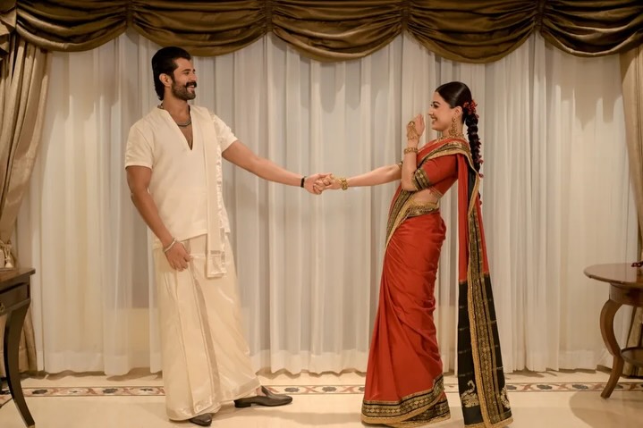 रिसेप्शन से पहले ली गई विजय-रश्मिका की तस्वीर। एक्ट्रेस ने श्री जूलर्स की जूलरी पहनी थी।