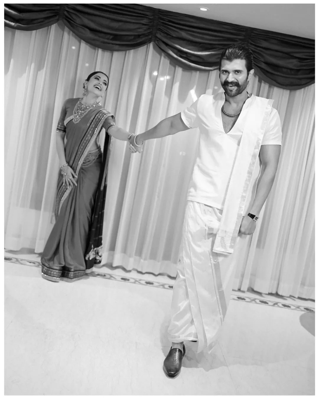 विजय-रश्मिका की ये तस्वीरें आईफा अवॉर्ड के ऑफिशियल पेज से जारी की गई हैं।