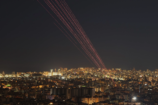 बेरूत के दक्षिणी इलाके दहियाह में हिजबुल्लाह नेता नईम कासिम के भाषण के दौरान लोगों ने हवा में गोलियां चलाईं, जिससे आसमान में गोलियों की रोशनी दिखाई दी।