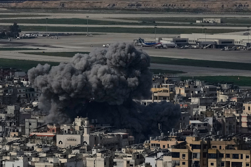 बेरूत के दक्षिणी इलाके दहियाह में इजराइली हवाई हमले के बाद उठता धुआं।
