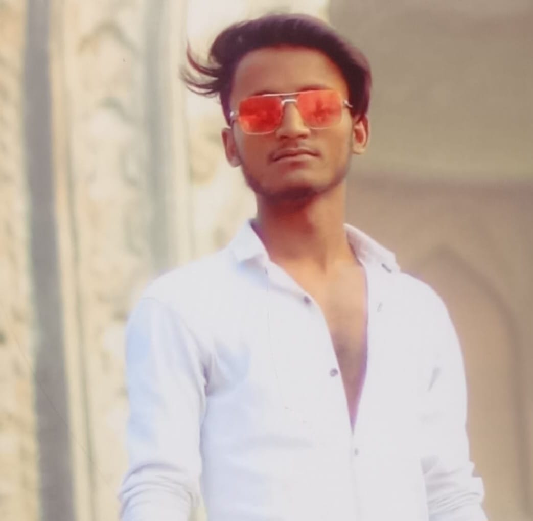 सूरज एक प्राइवेट फर्म में पेंटर था।